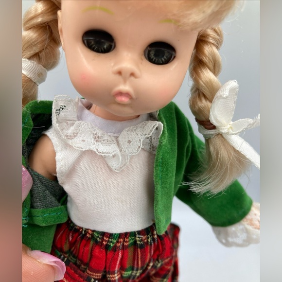 Vintage 1990 Playmates Ireland Doll, Red Kilt And Green Velvet Blazer. Scottish - Picture 8 of 10